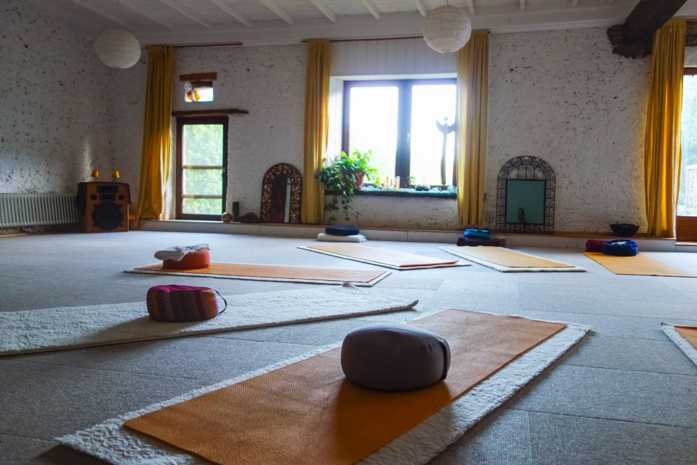 Meditativer Yogaraum mit Matten und Sitzkissen während des Retreats mit Claudia Zingraf – Ruhe, Licht und Achtsamkeit.