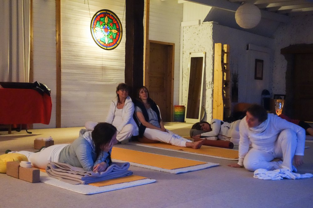 Live-Musik mit Sitar und Tabla während eines Yoga-Retreats von Claudia Zingraf – meditative Klänge und achtsame Atmosphäre bei Kerzenschein.