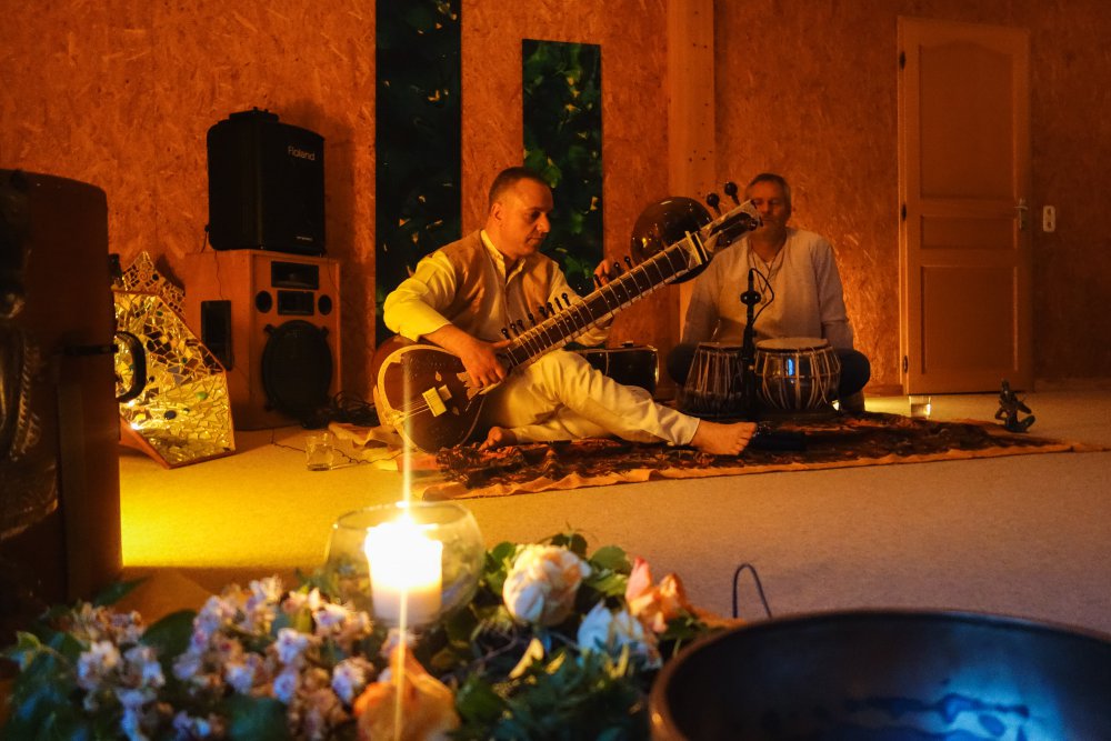 Live-Musik mit Sitar und Tabla während eines Yoga-Retreats von Claudia Zingraf – meditative Klänge und achtsame Atmosphäre bei Kerzenschein.