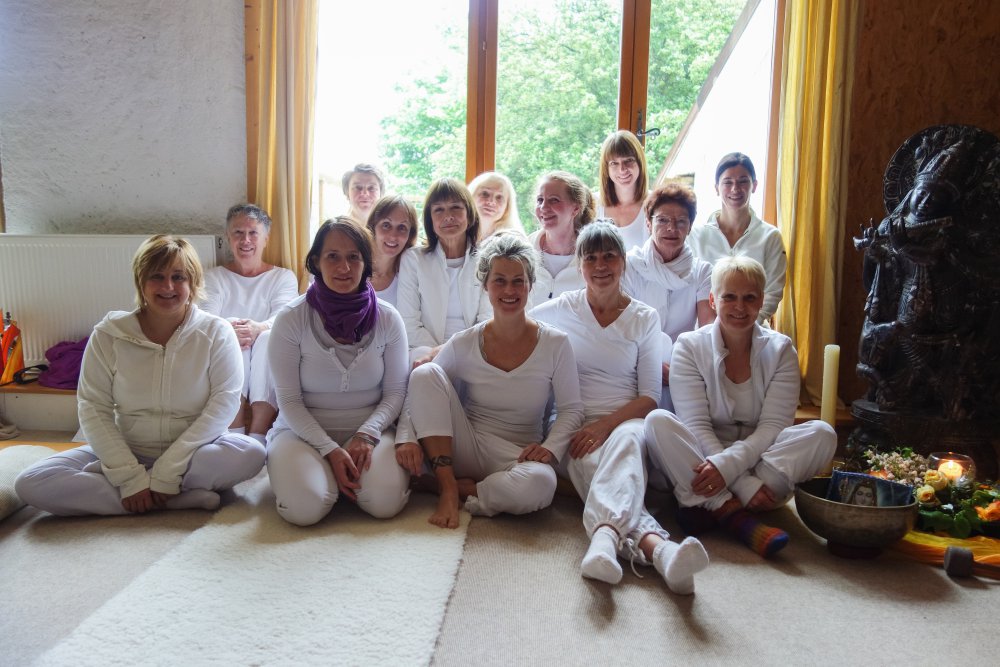Yoga-Teilnehmerinnen während des Hatha-Yoga-Retreats mit Claudia Zingraf in Saarbrücken – Achtsamkeit, Ruhe und bewusste Praxis.
