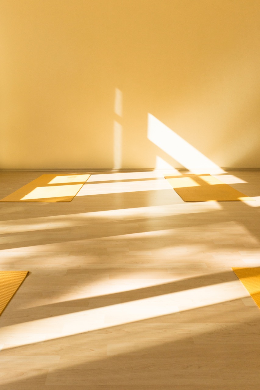 Yogazentrum Claudia Zingraf – Licht, Stille und Achtsamkeit im Yogaraum Saarbrücken