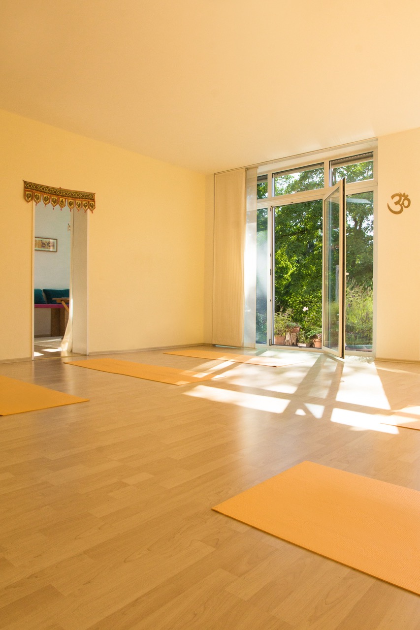 Lichtdurchfluteter Yogaraum mit geöffneten Türen im Yogazentrum Claudia Zingraf – Raum für Stille, Energie und Bewusstheit.